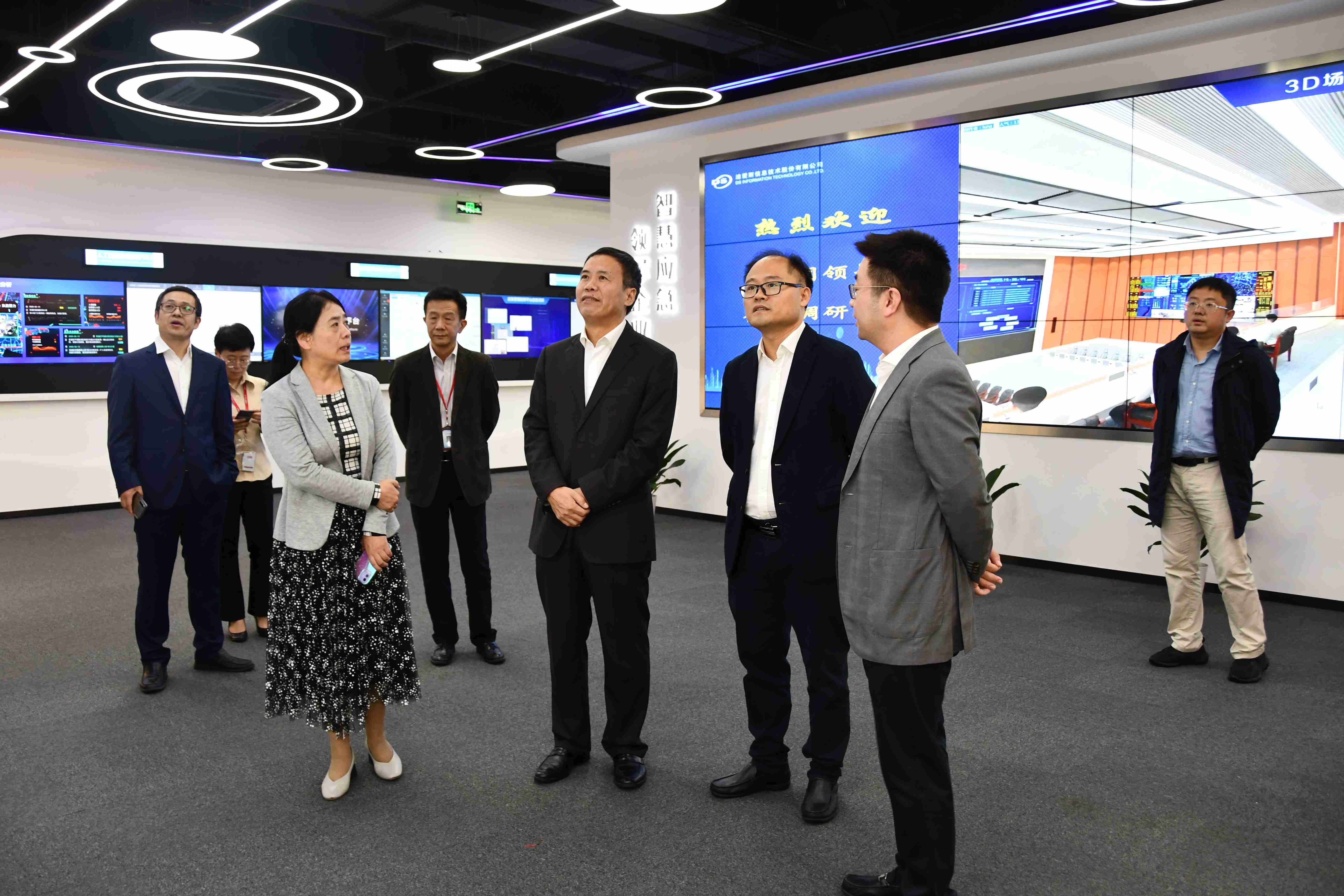 1642044217810279.jpg 1.参观智慧应急展厅.jpg