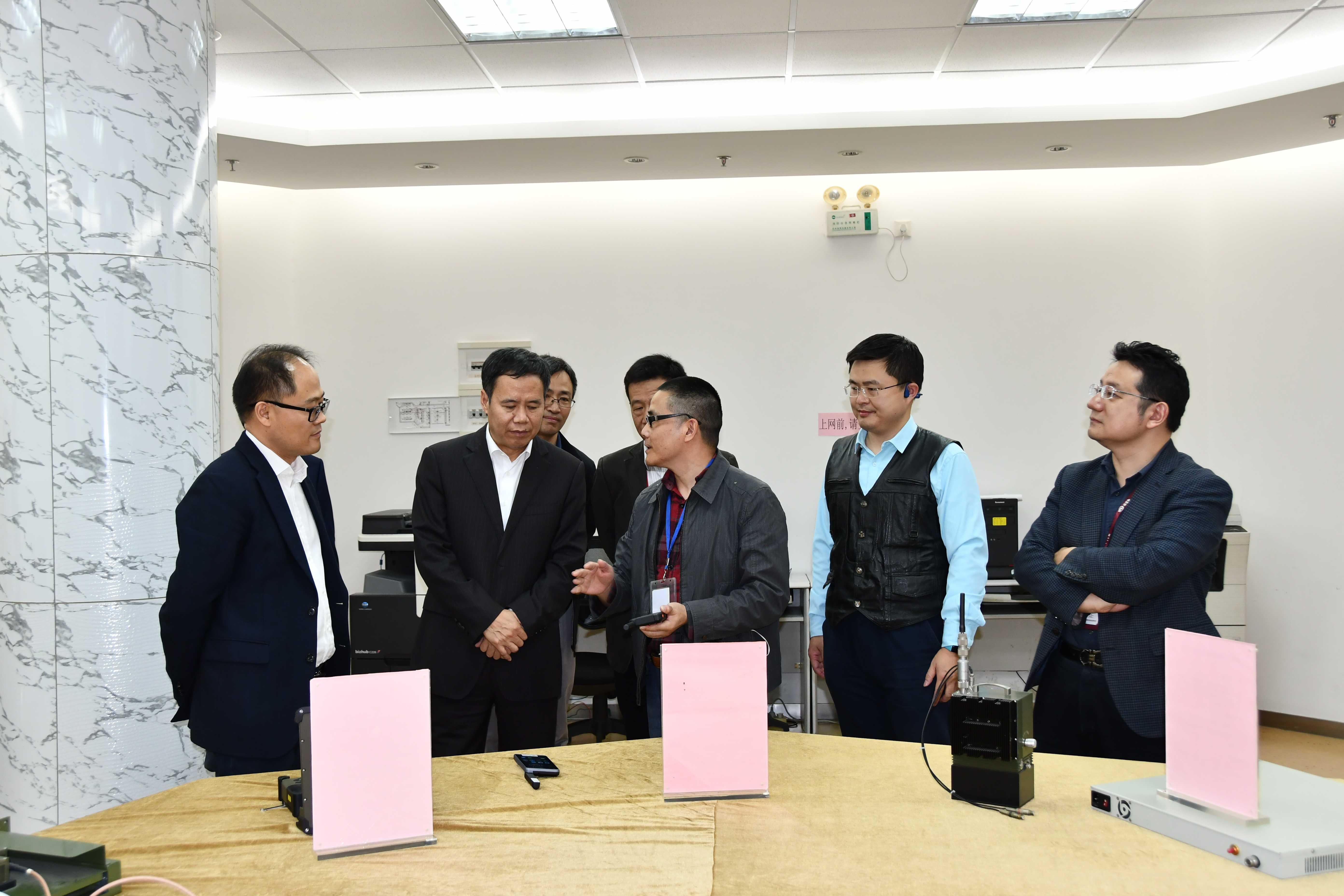 1642044222771784.jpg 2.参观卫星通信产品展厅.jpg